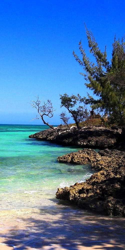 Costa de Guardalavaca con agua turquesa y rocas